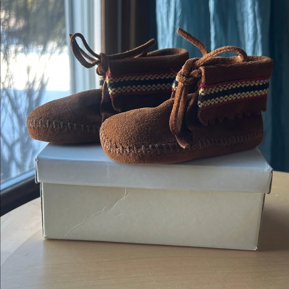 Minnetonka NWT PA•POO•SHU Moccasins INFANTS SIZE 4 with Colorful Trim